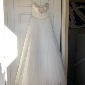 New Maggie Sottero Misty Size 8 Wedding Gown Sample fits like a 4-6